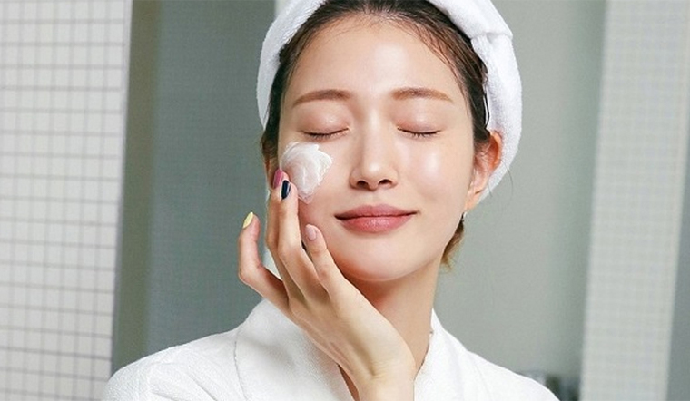 Vì sao dùng kem chống nắng bị nổi mụn nhiều hơn?