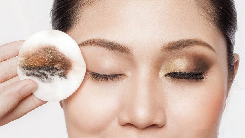 Nên dùng dầu tẩy trang hay nước tẩy trang? Da nào nên dùng dầu tẩy trang?