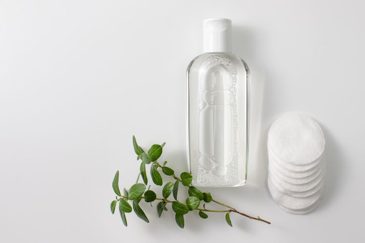 Dùng nước tẩy trang xong có cần rửa mặt bằng nước không?