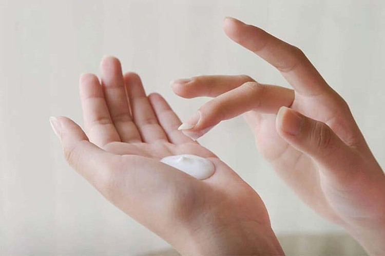 Có nên rửa mặt trước khi bôi kem chống nắng không?
