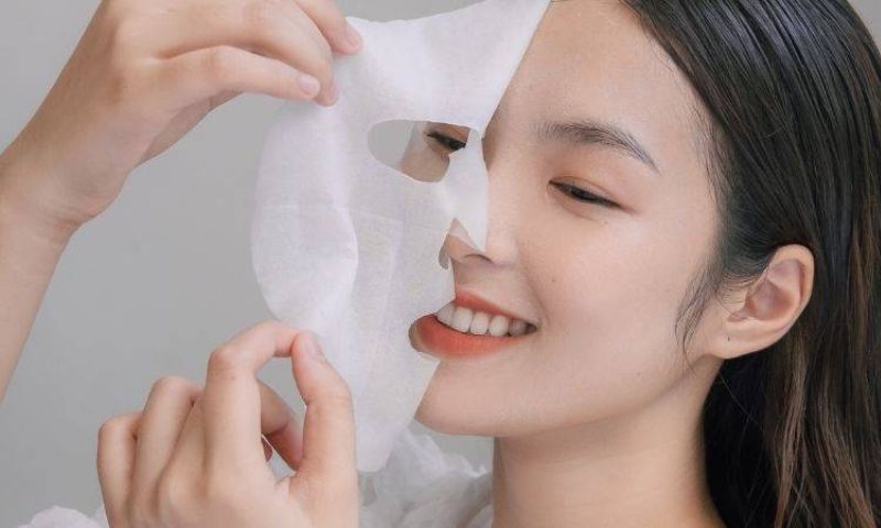 Có nên bôi kem chống nắng trực tiếp lên da mặt? Lợi ích hay hệ lụy?