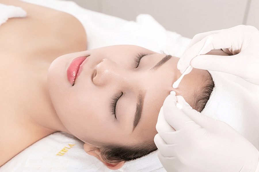 Nặn mụn xong thoa serum được không?