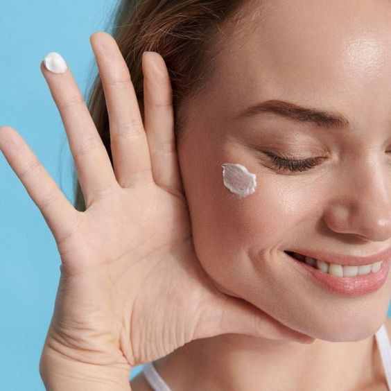 Rửa mặt xong bôi kem chống nắng luôn được không?