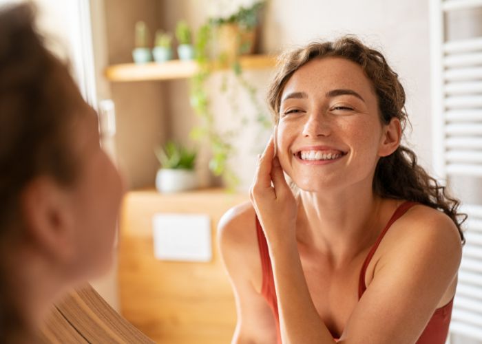 Có nên để nước tẩy trang lâu trên mặt không?