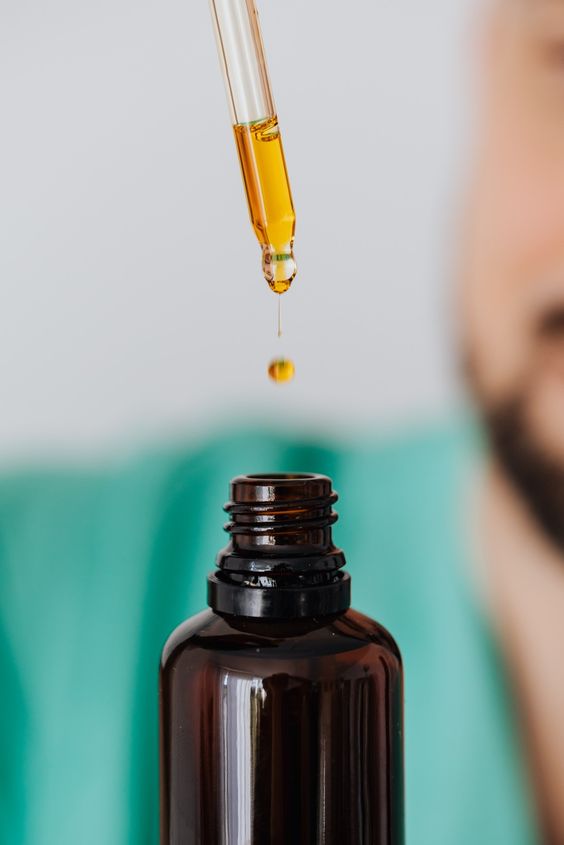 Sau khi thoa serum có rửa mặt không?