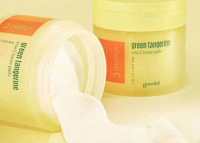 Toner chứa Niacinamide và Arbutin giúp cải thiện sắc tố da