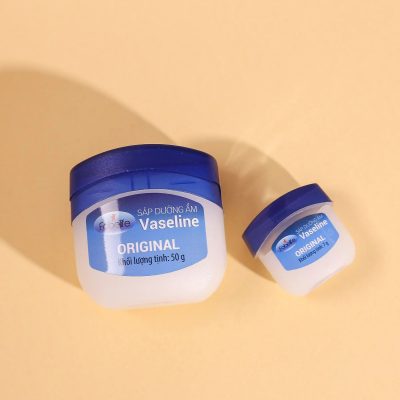 Sáp dưỡng ẩm Vaseline có bôi môi được không