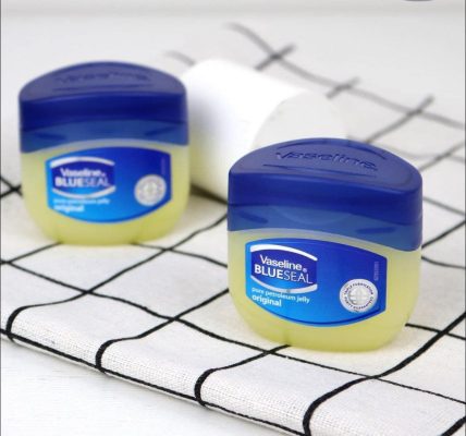 Cách sử dụng Vaseline trên mặt đúng cách