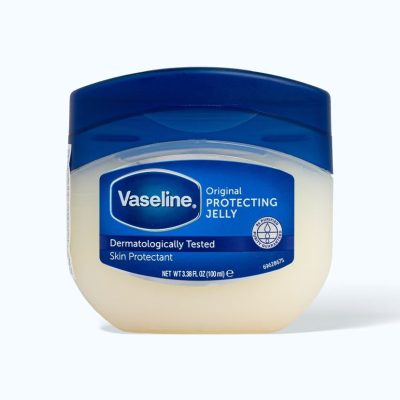 Cách dùng sáp dưỡng Vaseline cho môi hiệu quả