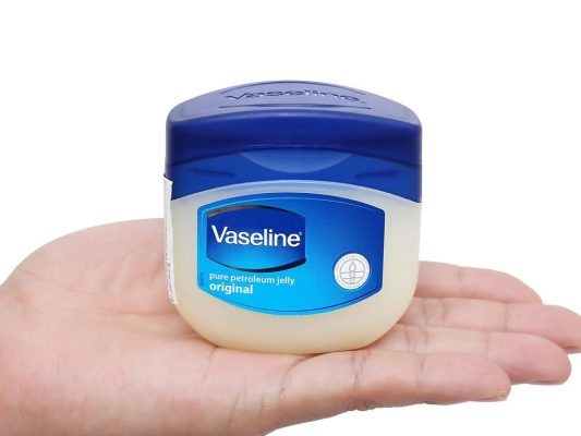 Thành phần của Vaseline và tác động lên da mặt