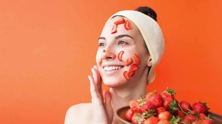 Lưu Ý Khi Dùng Dâu Tây Chăm Da Tại Nhà
