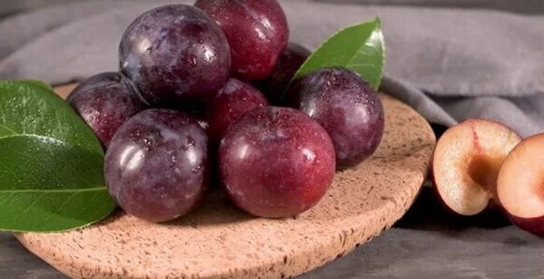 Bí Kíp Dưỡng Da Bằng Nguyên Liệu Tự Nhiên: Mận Và 5 Công Dụng Tuyệt Vời Cho Làn Da
