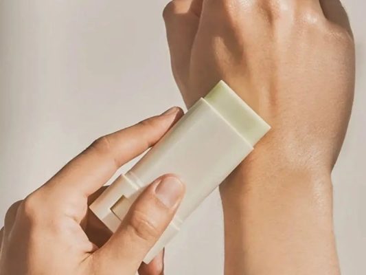  Kem chống nắng dạng thỏi phù hợp với ai
