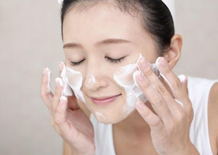 Làm sạch dịu nhẹ nhưng đủ độ ẩm