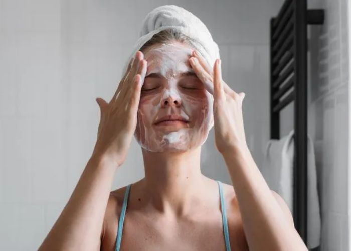 Quy trình Double cleansing là gì? Cách làm sạch da đúng cách với dầu tẩy trang và sữa rửa mặt KOR