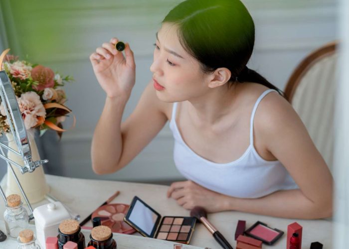 Bí quyết cho lớp nền căng bóng như da Hàn Quốc trang điểm base first