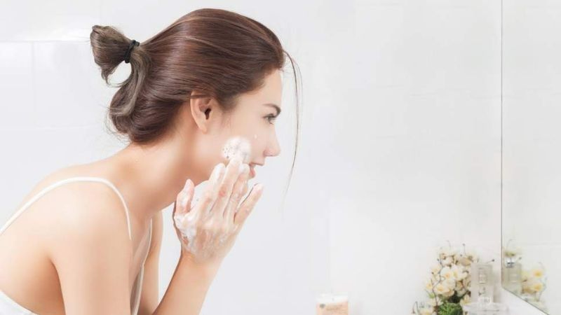 Sữa rửa mặt có vai trò gì trong quy trình làm sạch