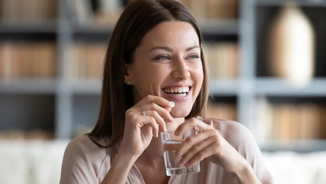 So sánh hiệu quả của việc uống Collagen và bôi Collagen lên da