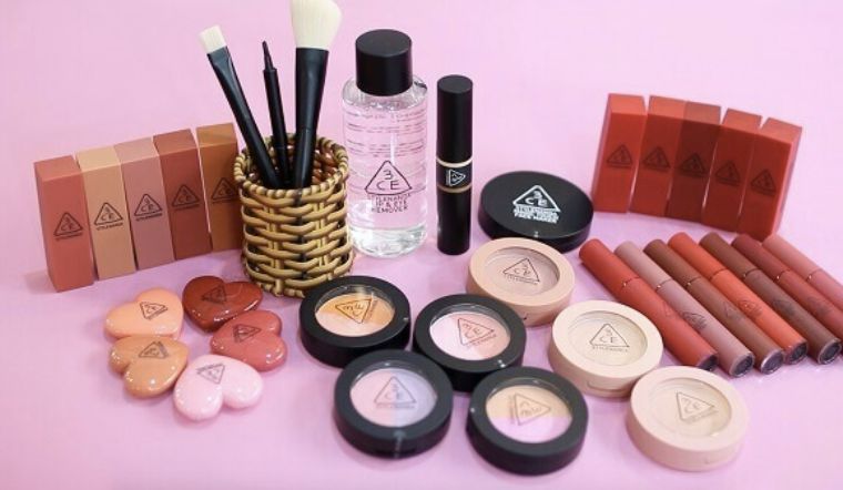 Chuẩn bị dụng cụ để tự làm bảng màu trang điểm